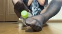 [A must-see foot fetish! ] I played with plastic bottles and saw it! I'm getting a panchira on the way (Teru