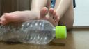 [A must-see foot fetish! ] I played with plastic bottles and saw it! I'm getting a panchira on the way (Teru