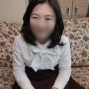 【人妻／熟女】50歳黒髪ミディアムヘアの上品奥さま。スケベ本性全開で快感にヨガリ淫れるハメ撮りセックス。