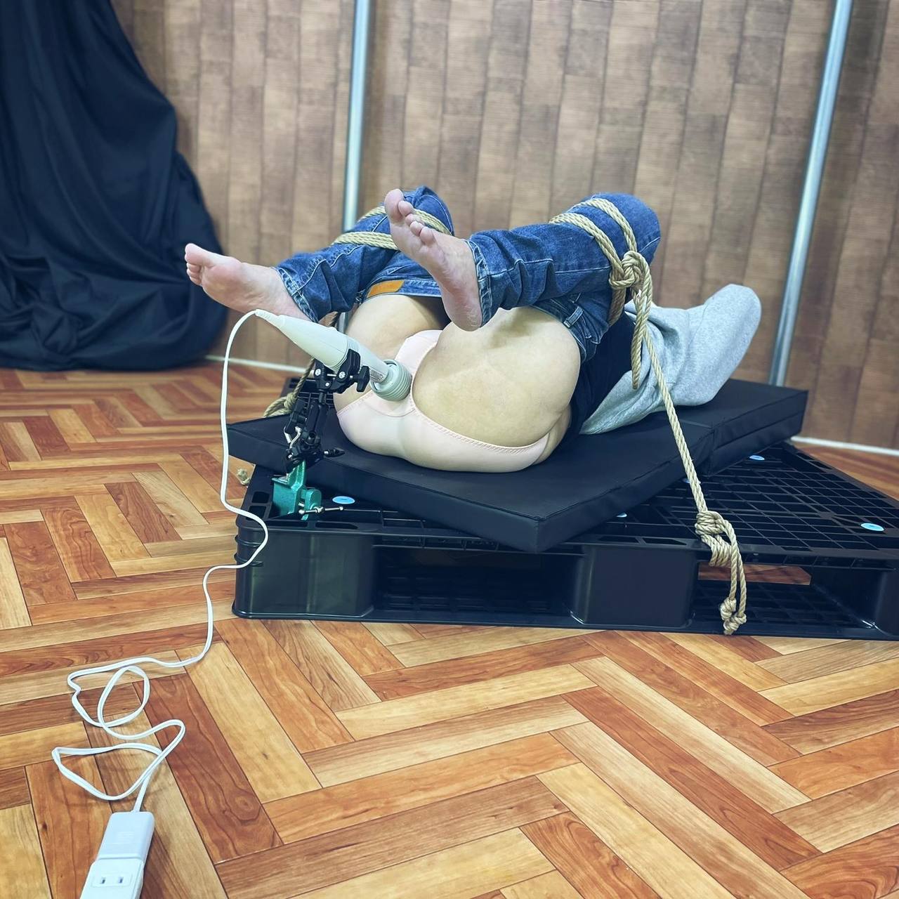 限界までまんぐりで電マチャレンジ　A girl is pushed to the limit with a vibrator in a manege position gallery photo 3