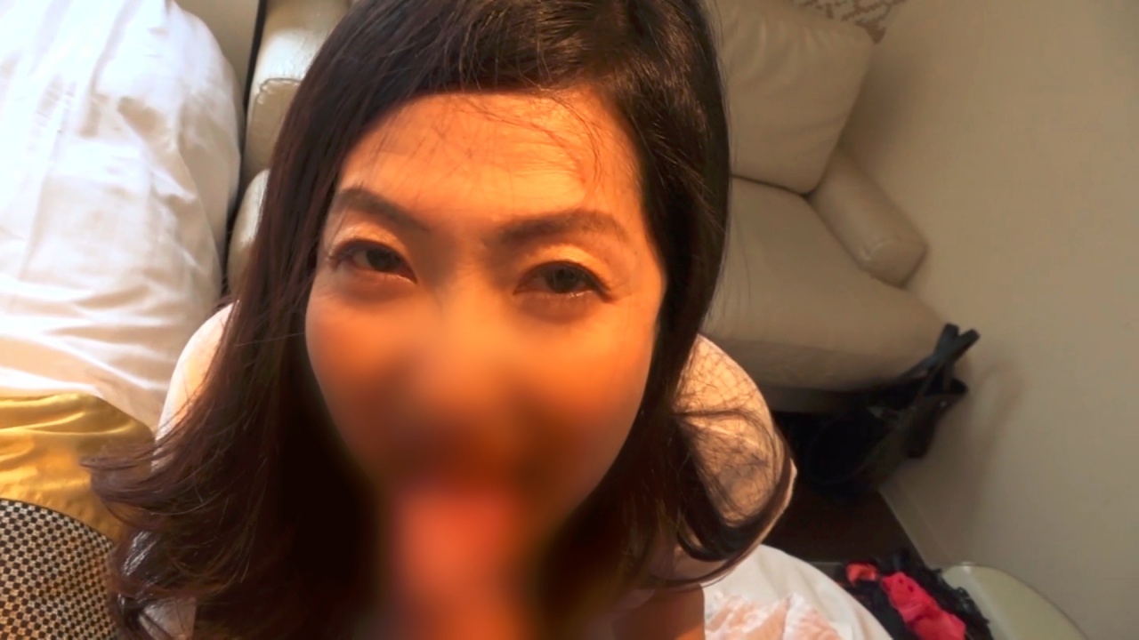 【熟女】58歳未亡人。かなり若く見える笑顔と、ハリのあるボディが魅*的です。遠隔バイブ使って野外プレイを楽しみました。 gallery photo 1
