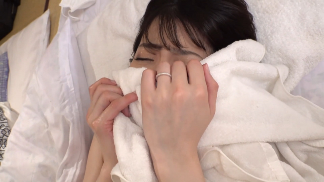【高画質】旦那の横で打ち込んでやる!喘ぎ声を我慢してヨガり狂う巨乳妻～淫猥な不貞の瞬間～　その6 gallery photo 9