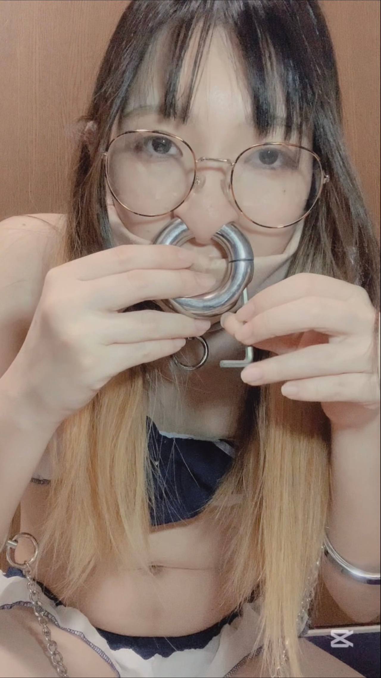 7種の鼻輪を比較！指も一緒に入れてみるPart2 gallery photo 3
