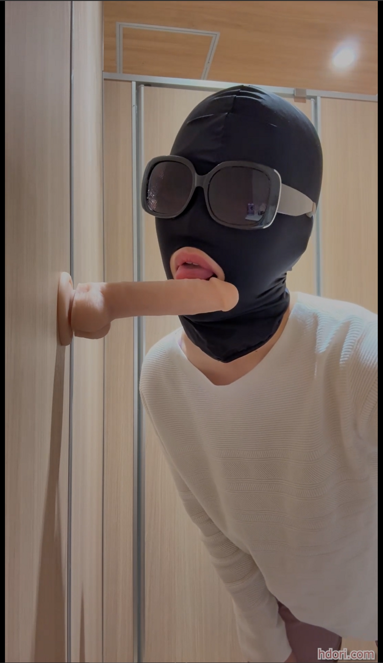 **が隣にいる個室でディルドを舐めてフェラする gallery photo 3