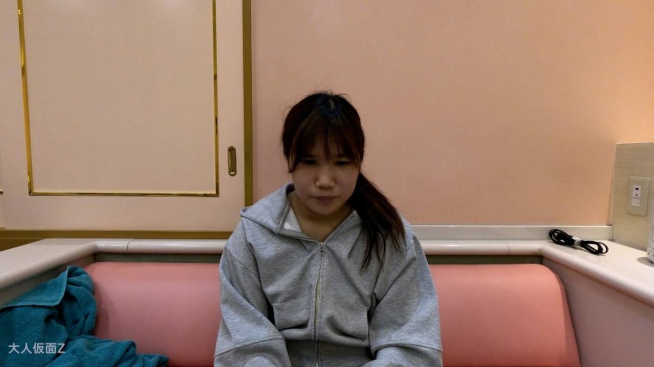 あかね(19) 半年ぶりの再度の撮影。止むに止まれぬ事情がるようです。フェラからのアナル舐め、中出しそして逆69イラマ。最後は騎乗位で*尽きるまで。 gallery photo 5