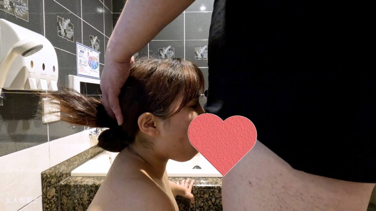 あかね(19) 半年ぶりの再度の撮影。止むに止まれぬ事情がるようです。フェラからのアナル舐め、中出しそして逆69イラマ。最後は騎乗位で*尽きるまで。 gallery photo 8