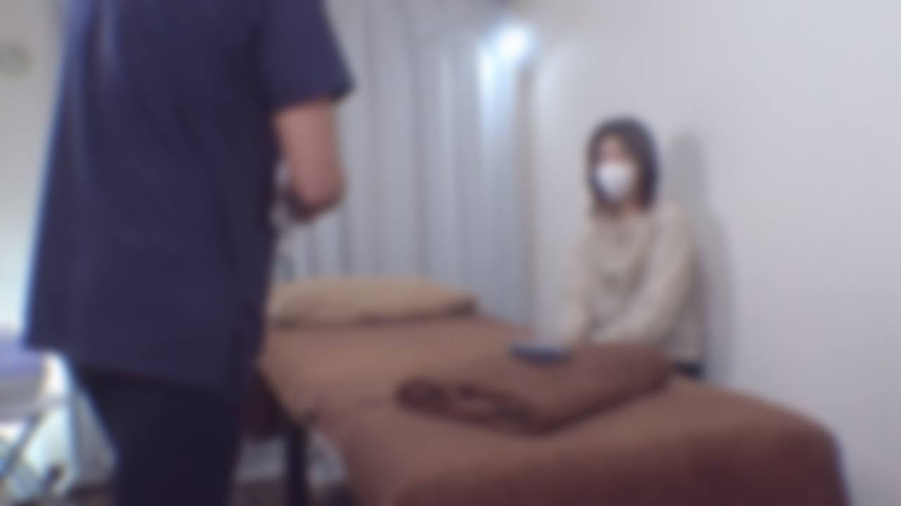 6/22日迄新作セール半額！【無/ハメ】おとなしそうで、ちょっと控えめな感じの女性が来店してくれました。小柄できめの細かいお肌のOLさんとても美しいヒップラインです。アンダーヘアがふさふさしていて、興 gallery photo 1
