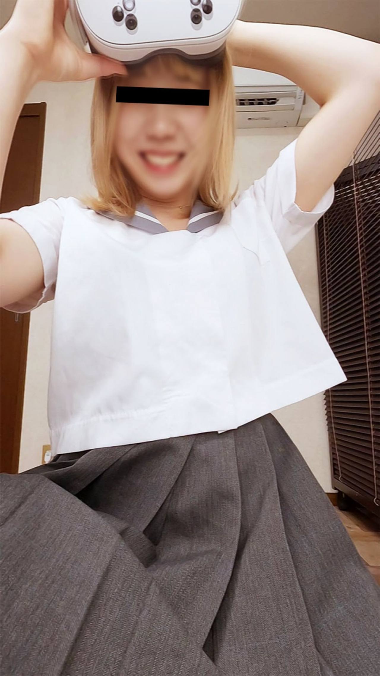 VRしている金髪ギャルの胸ちらパンチラ　おしりに食い込むパンティ gallery photo 2