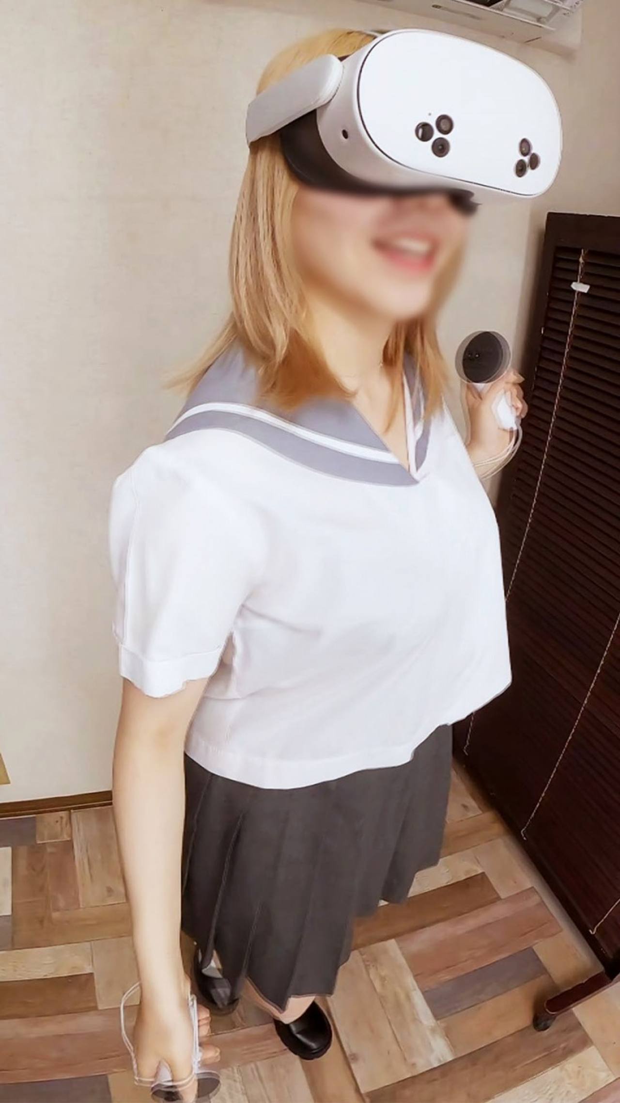VRしている金髪ギャルの胸ちらパンチラ　おしりに食い込むパンティ gallery photo 3