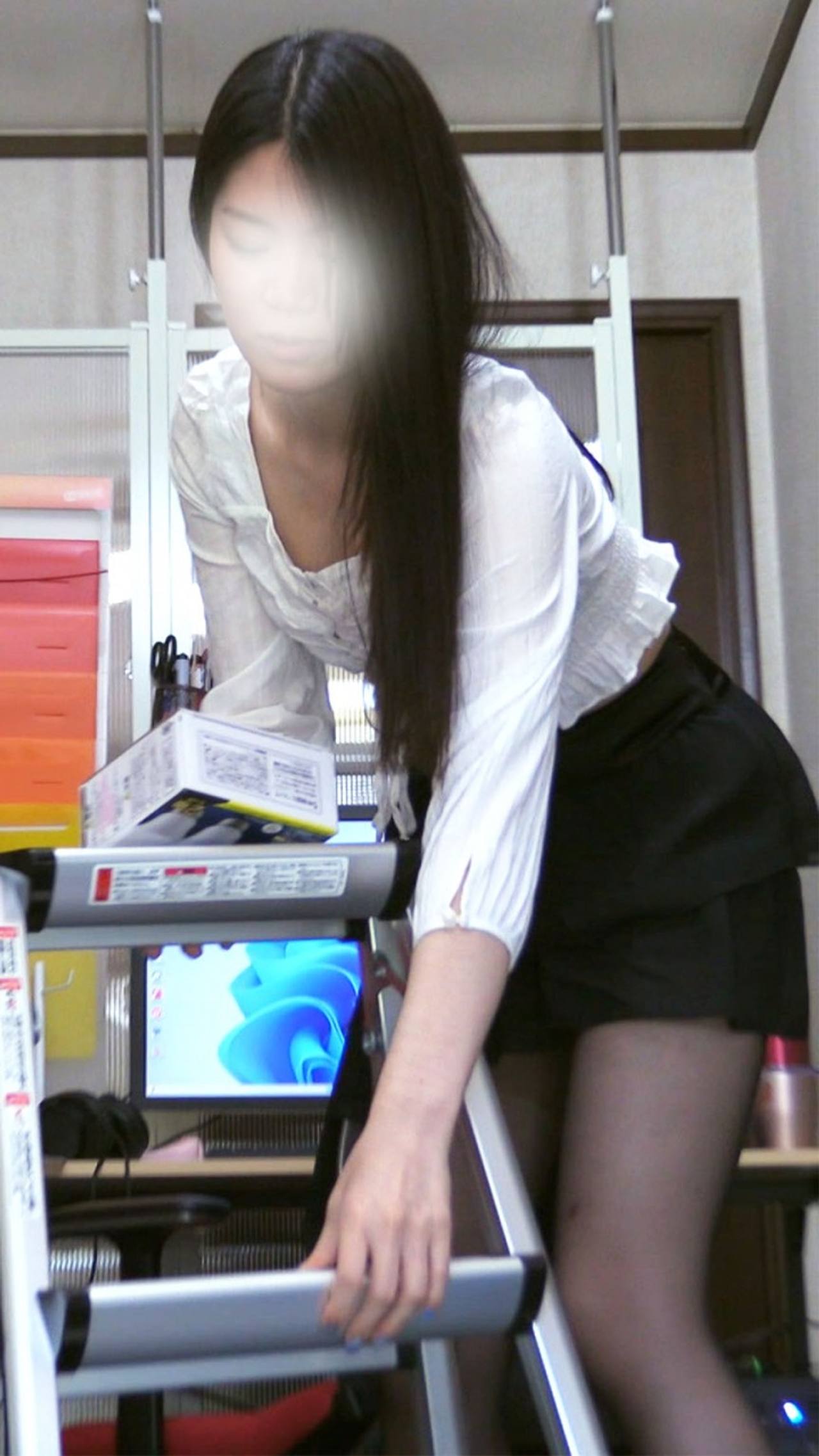 同業者パンチラ　スタイルはモデル級！　都会のお*さん、お尻とパンティ gallery photo 4