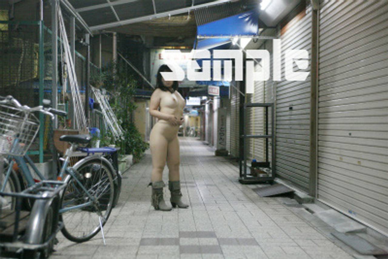 【DL160枚】アダルトショップ、電気街、地下街、電気量販店でケツを出すM女 gallery photo 9