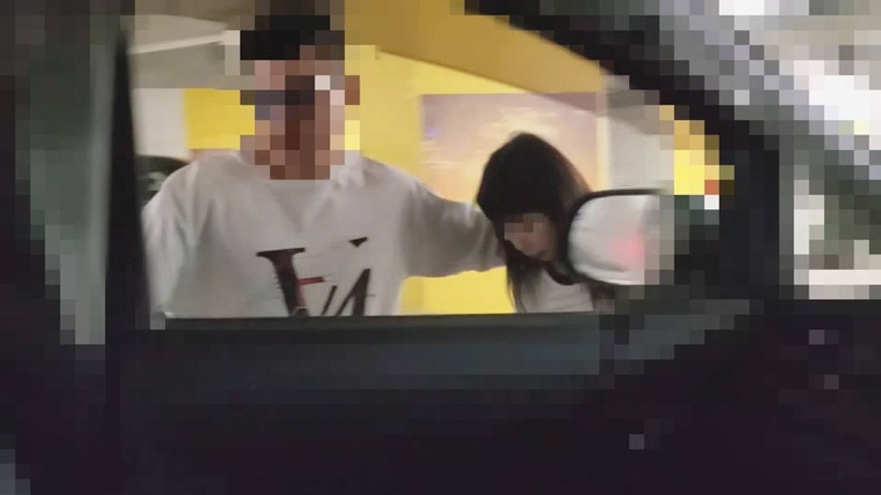 【個人】旦那に売られた事も知らず繁華街で買い物してる所を捕まえ二本の肉棒で汚され肉便器膣内に大量の中出しされた妻 gallery photo 2