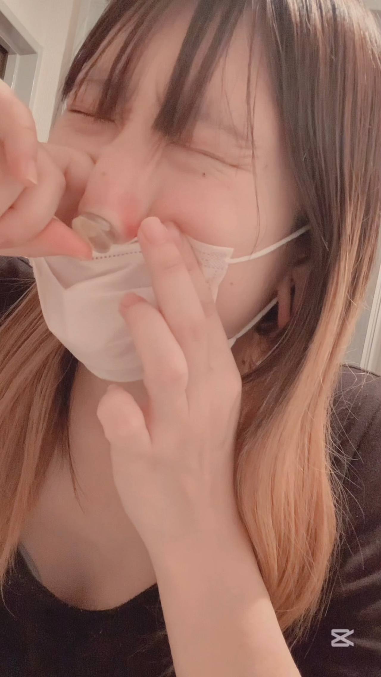 まるで鼻からスイカ！？鼻の穴の限界感じるピアス外し（ショート動画） gallery photo 3