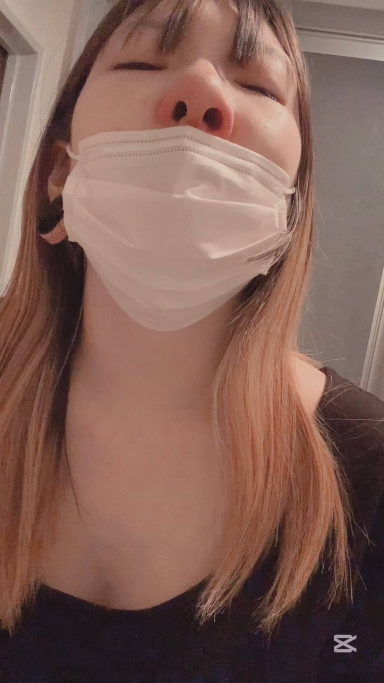 まるで鼻からスイカ！？鼻の穴の限界感じるピアス外し（ショート動画） gallery photo 4
