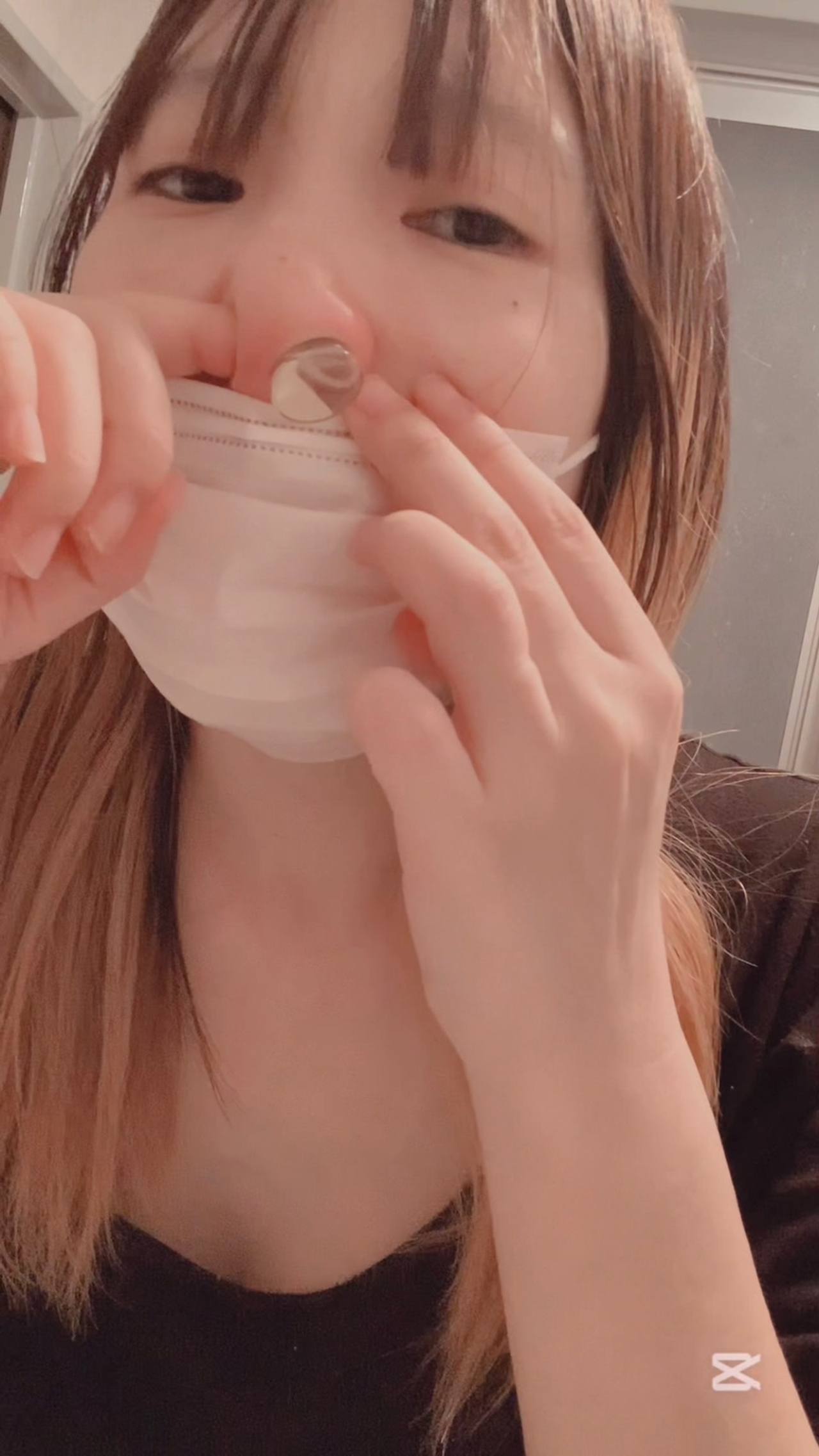 まるで鼻からスイカ！？鼻の穴の限界感じるピアス外し（ショート動画） gallery photo 2