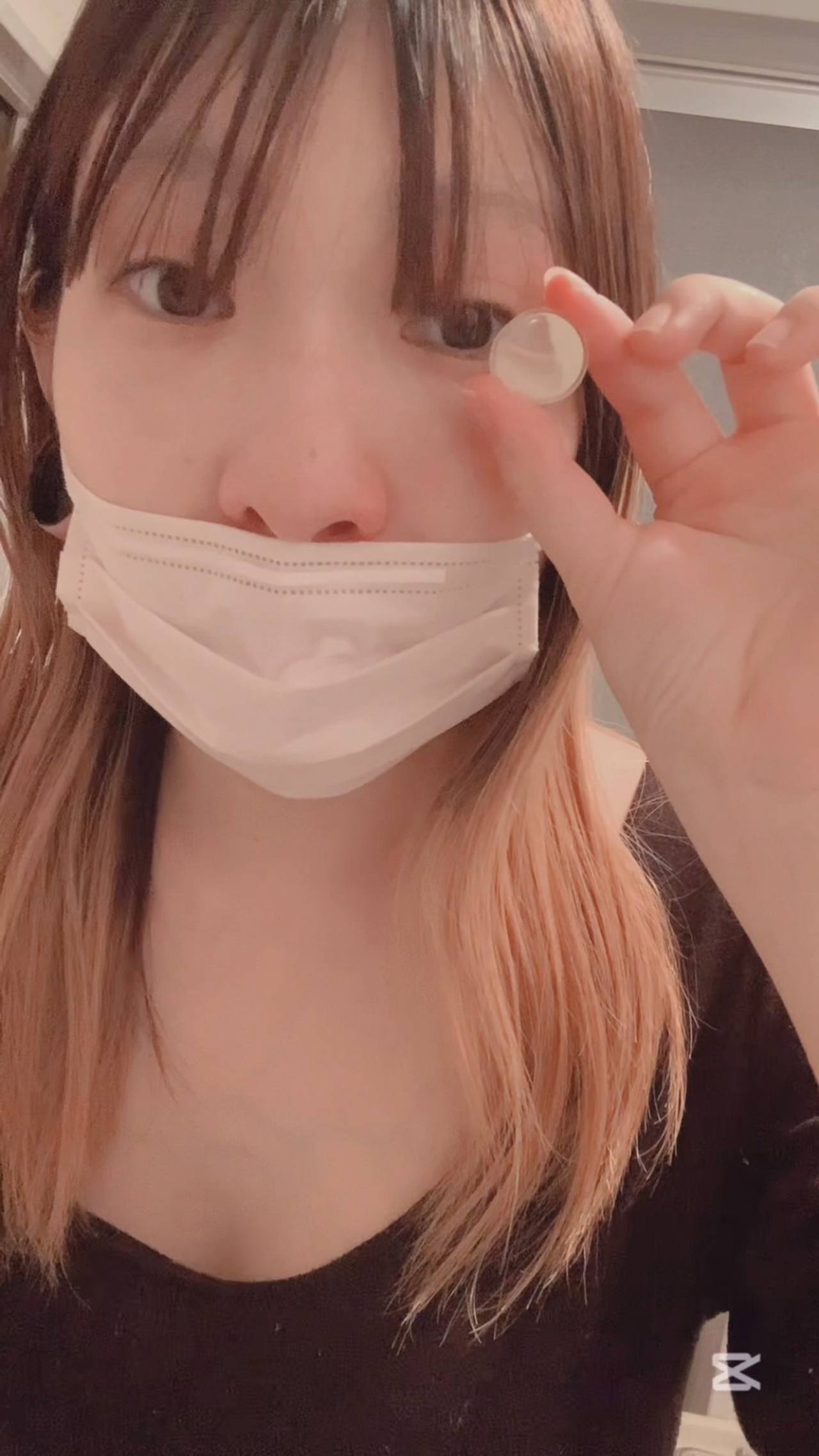 まるで鼻からスイカ！？鼻の穴の限界感じるピアス外し（ショート動画） gallery photo 5