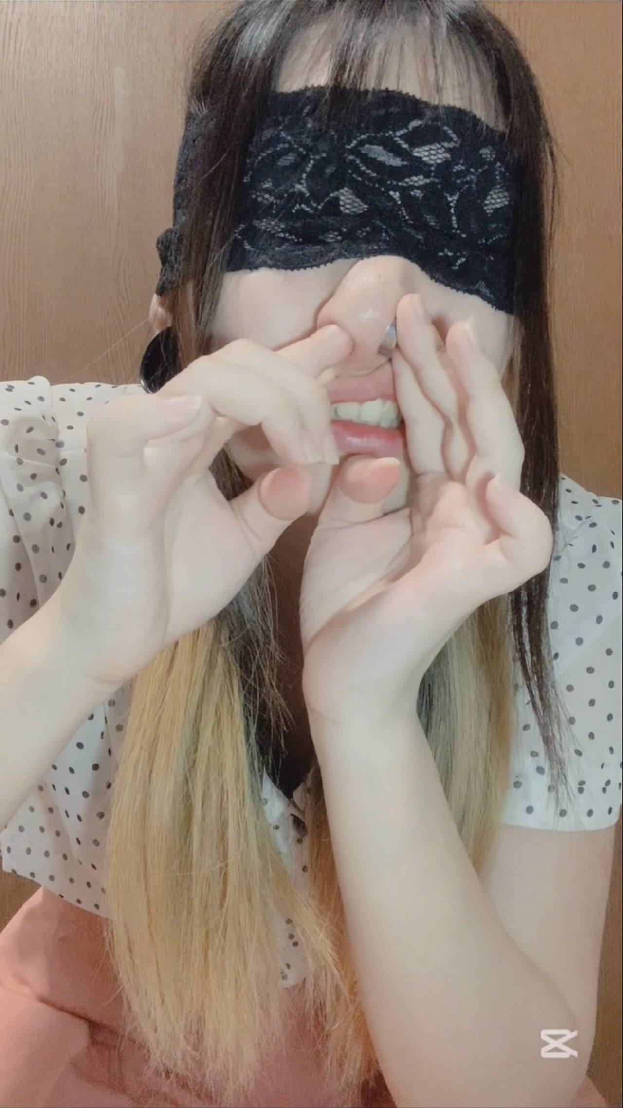 お鼻の形が変形するほどピチピチなピアスを初めて自分で入れてみる！ gallery photo 5