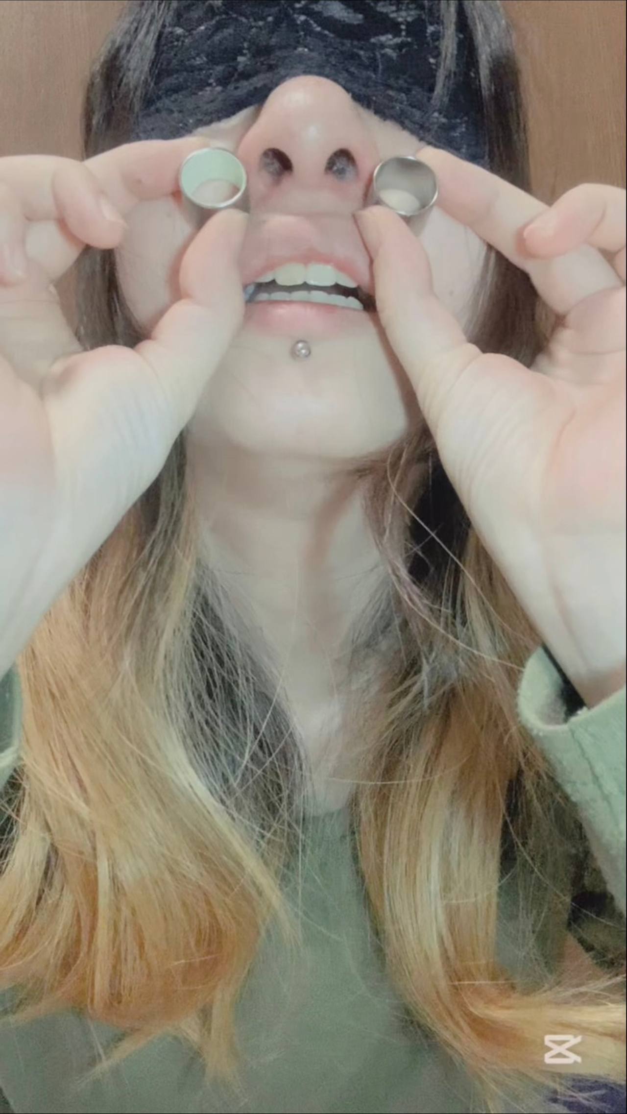 衝撃！鼻の穴の中にまた穴！？ピッチリサイズのピアス2つを両穴から入れる！ gallery photo 7