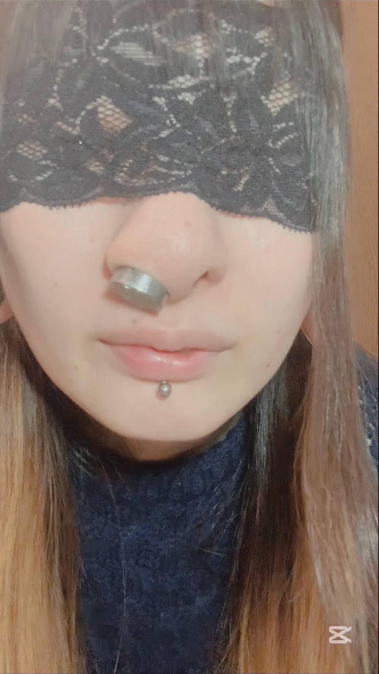 右の鼻の穴の拡張記録♡右からピアスをひねり出す！ gallery photo 2