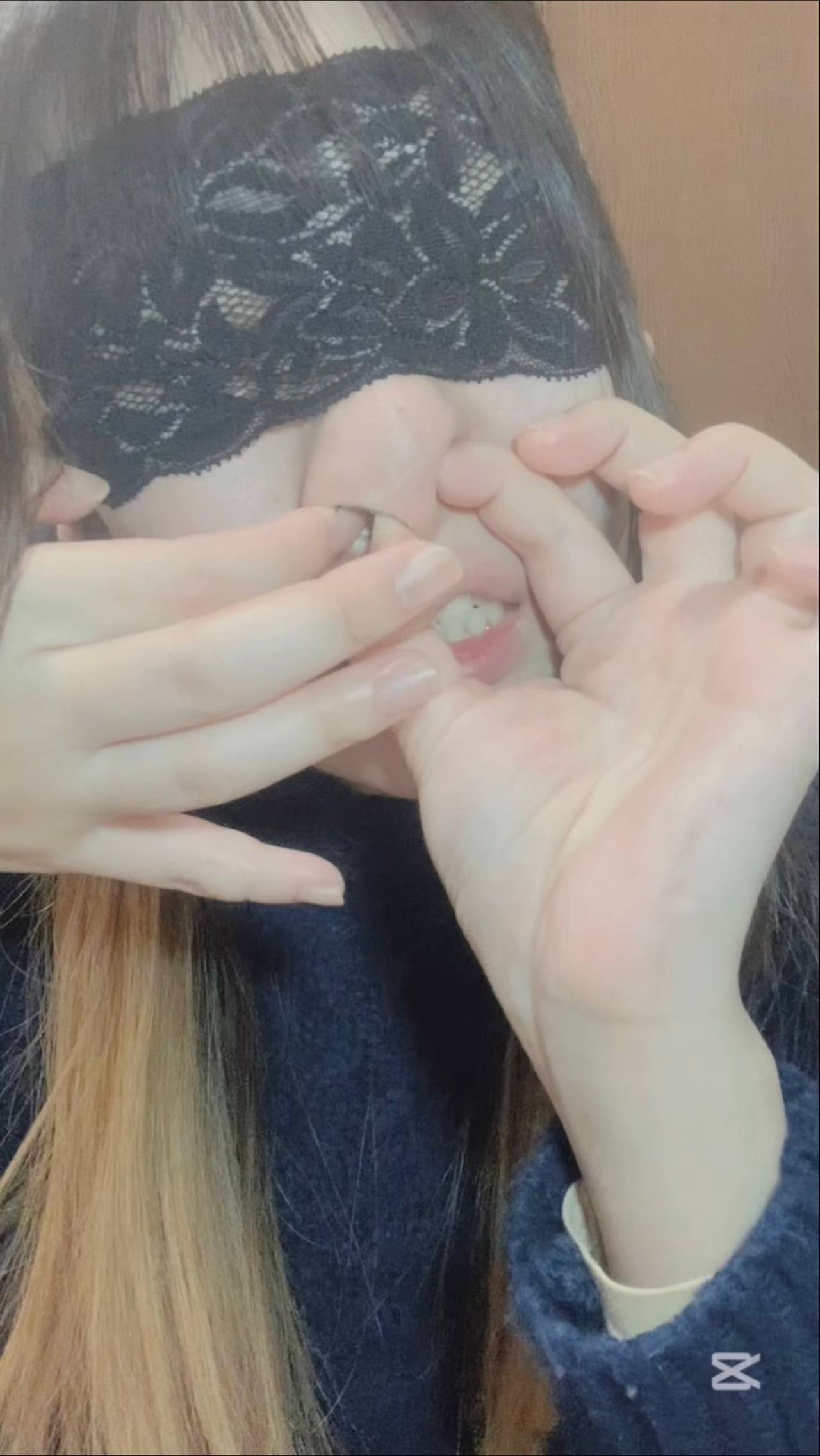 右の鼻の穴の拡張記録♡右からピアスをひねり出す！ gallery photo 1