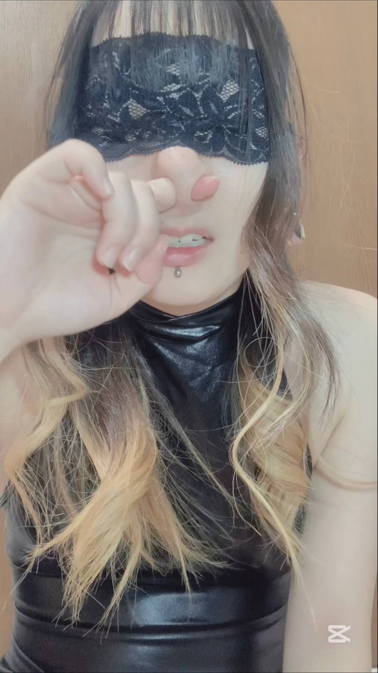 軟骨？変形したお鼻をいじりまくる♡ピアスなしとピアスあり gallery photo 1