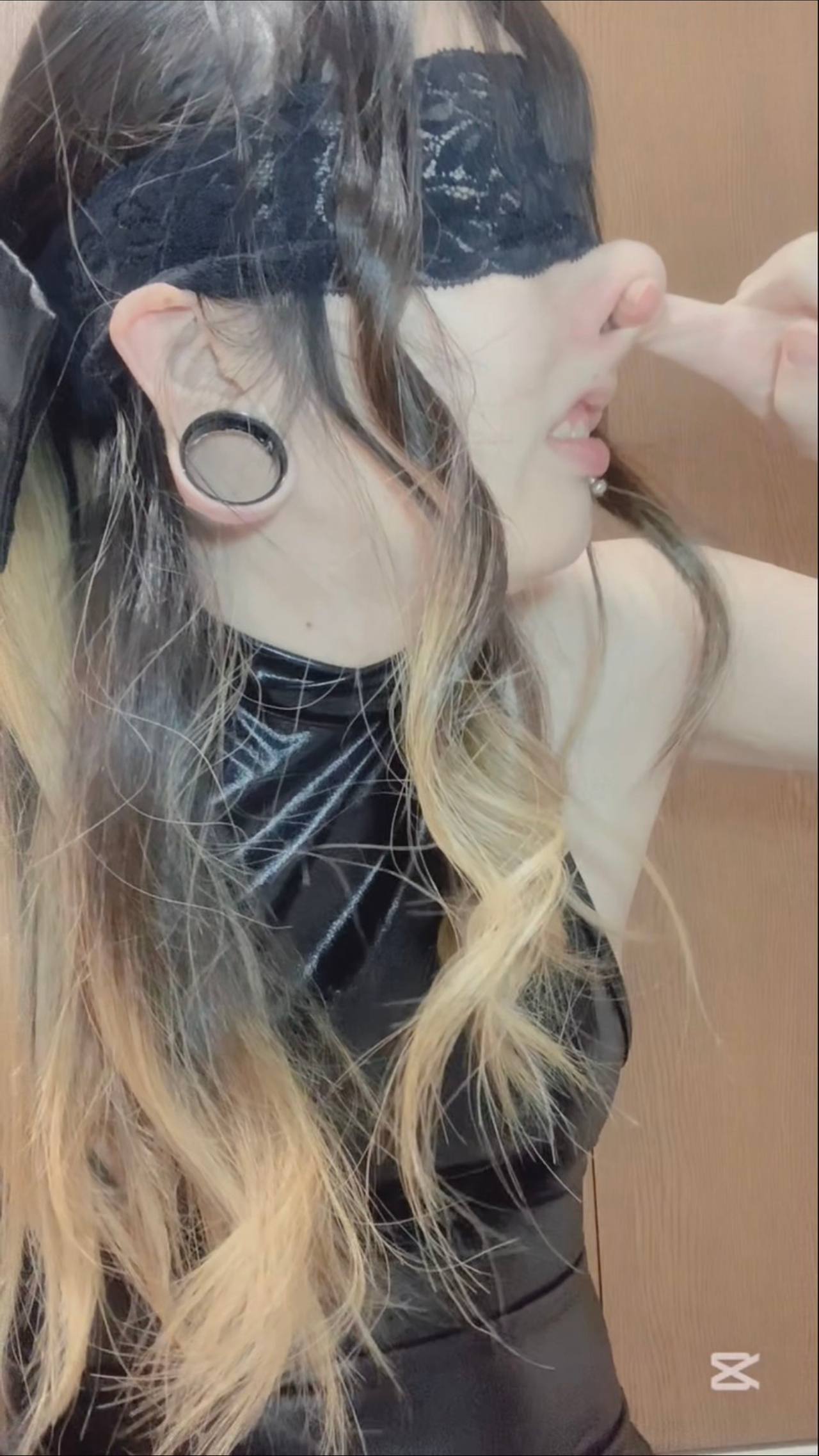 軟骨？変形したお鼻をいじりまくる♡ピアスなしとピアスあり gallery photo 4