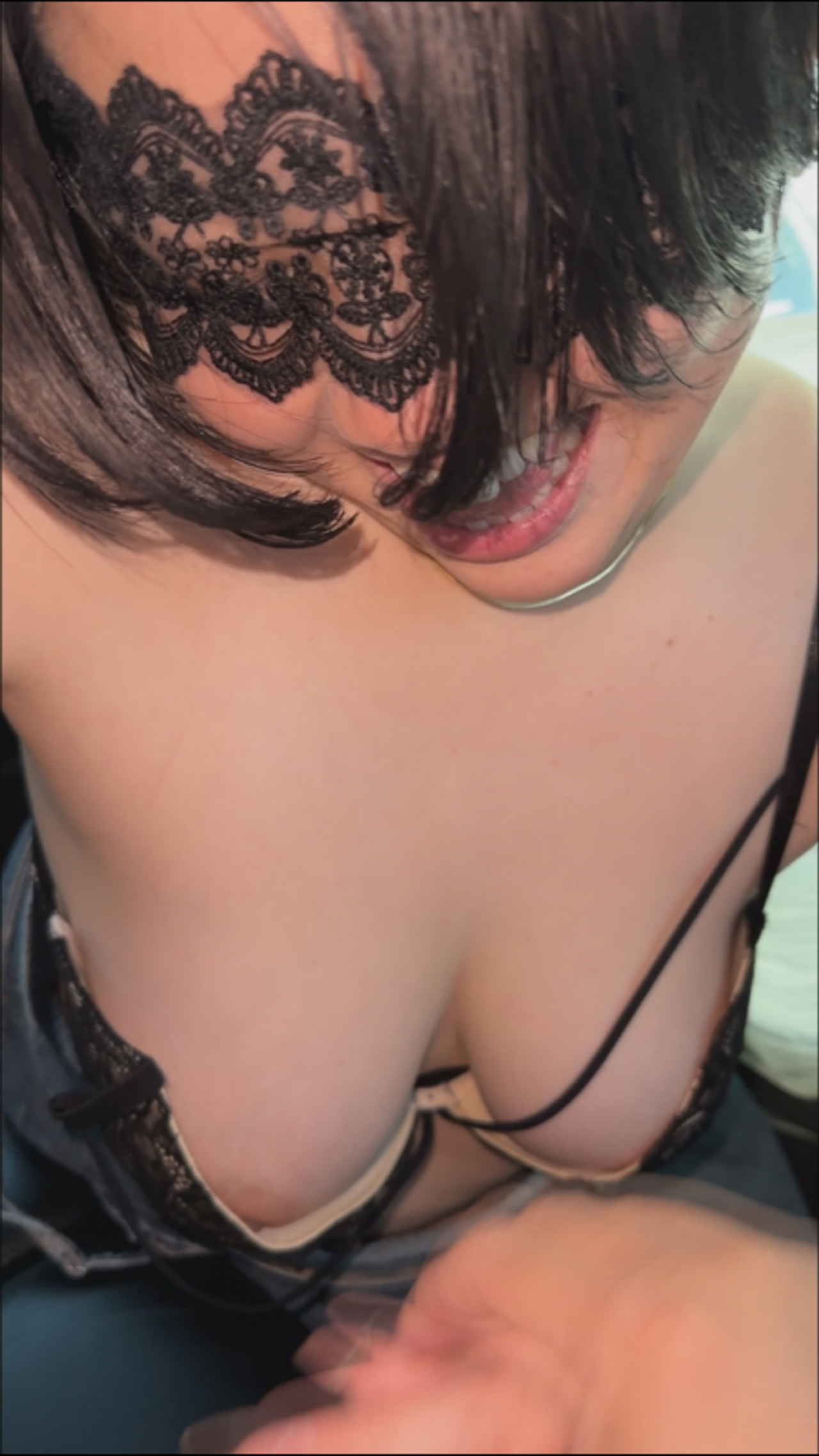 【エロ巨乳×にやつきフェラ】ショートカットの美肌巨乳に遊ばれて口内射精 gallery photo 4