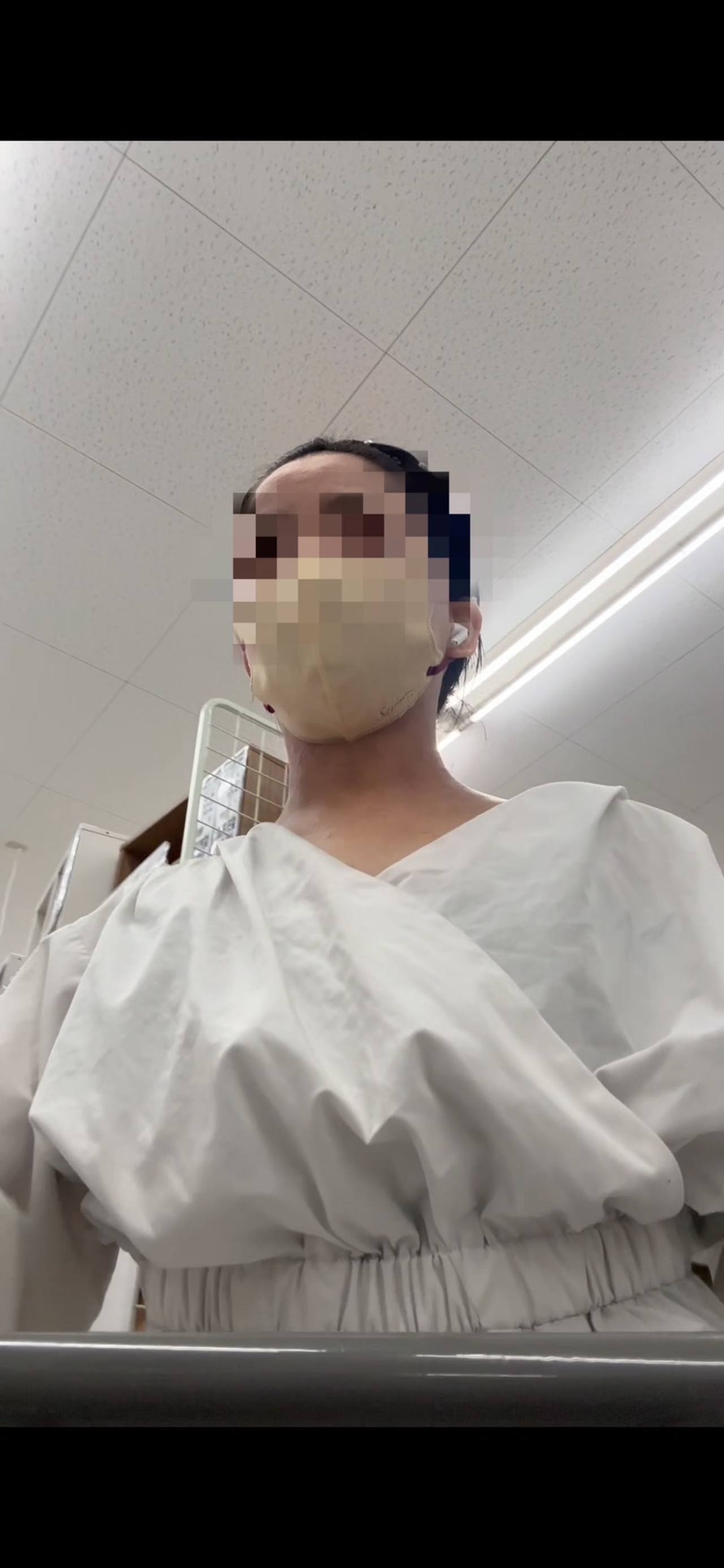 【露出エロ人妻】ノーブラノーパンで店内徘徊　電マオナニー　ケツデカ　ニップルピアス　貧乳　乳見せ　露出　店内　徘徊　人妻　NTR 寝取られ gallery photo 1