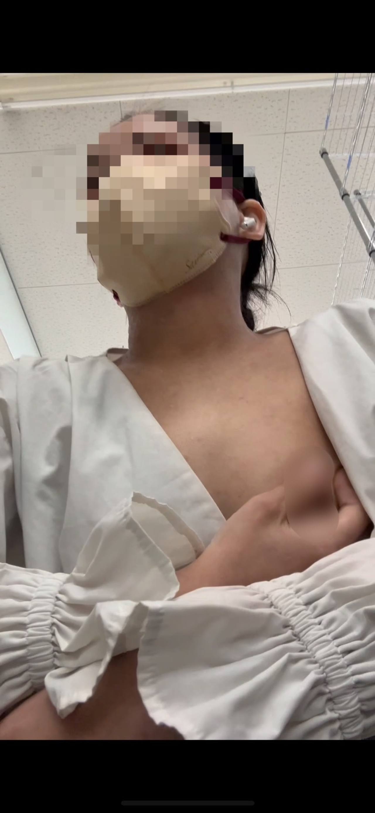 【露出エロ人妻】ノーブラノーパンで店内徘徊　電マオナニー　ケツデカ　ニップルピアス　貧乳　乳見せ　露出　店内　徘徊　人妻　NTR 寝取られ gallery photo 7