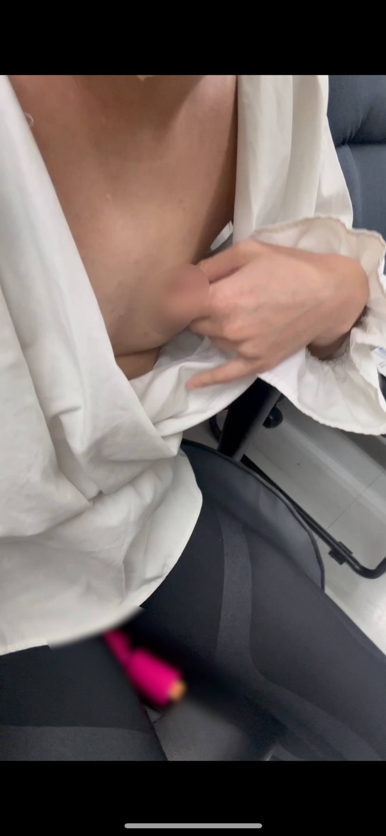 【露出エロ人妻】ノーブラノーパンで店内徘徊　電マオナニー　ケツデカ　ニップルピアス　貧乳　乳見せ　露出　店内　徘徊　人妻　NTR 寝取られ gallery photo 10