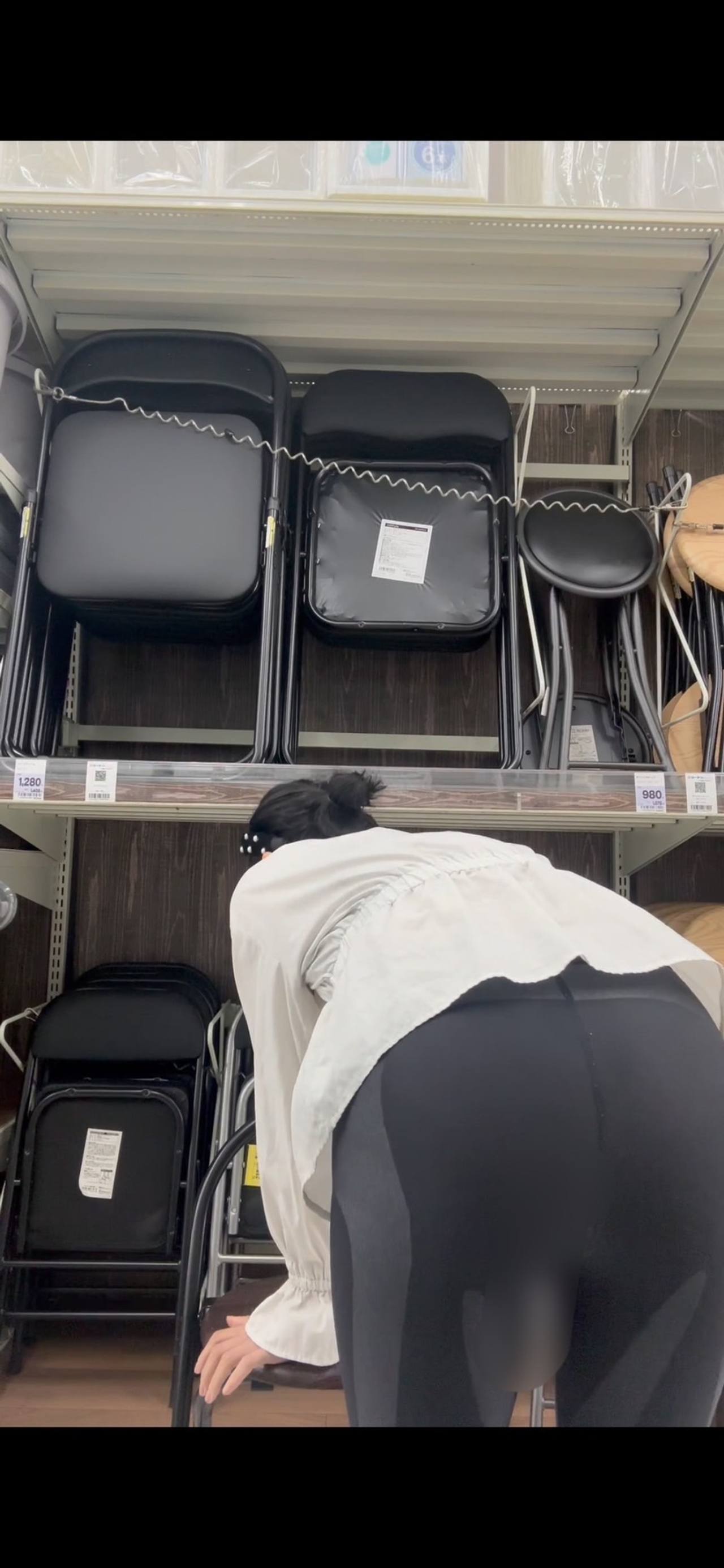 【露出エロ人妻】ノーブラノーパンで店内徘徊　電マオナニー　ケツデカ　ニップルピアス　貧乳　乳見せ　露出　店内　徘徊　人妻　NTR 寝取られ gallery photo 3