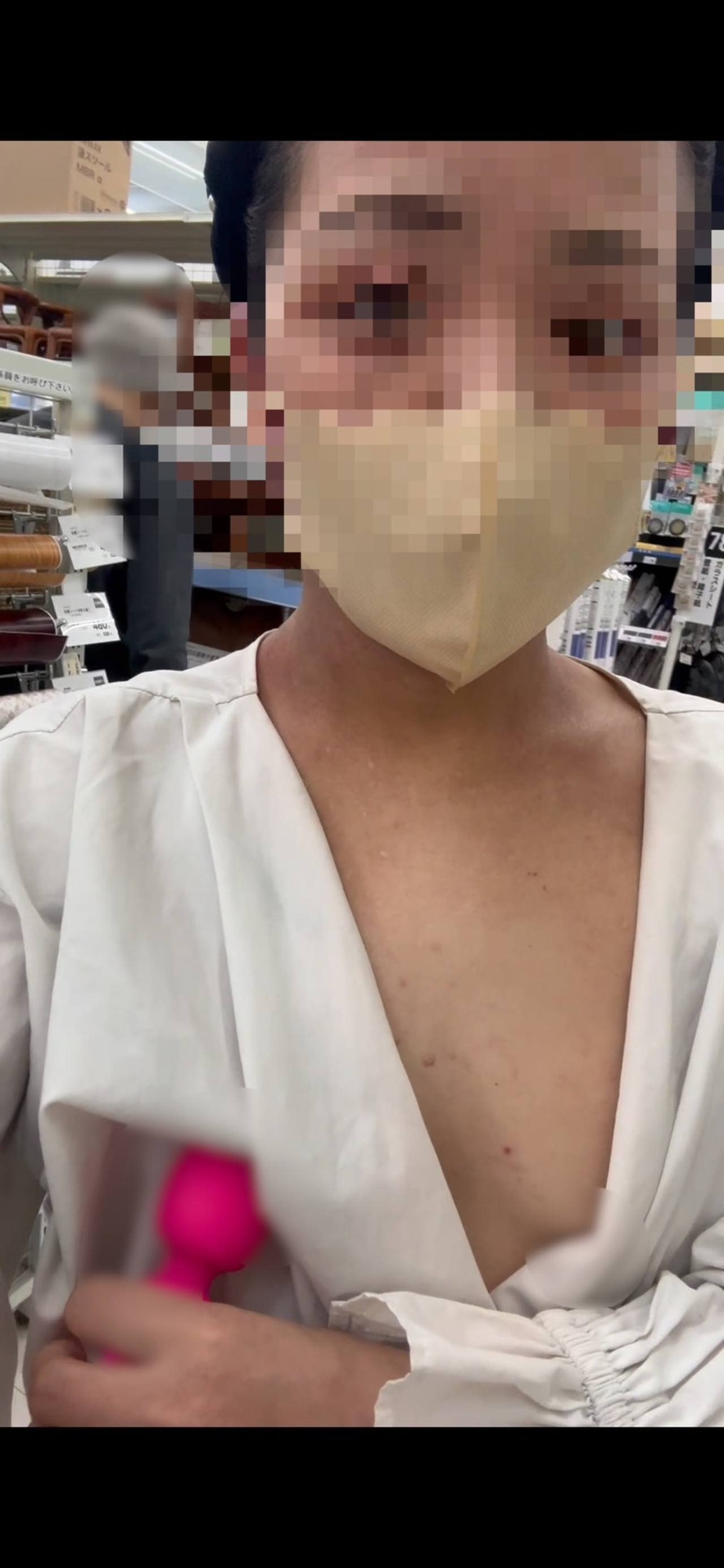 【露出エロ人妻】ノーブラノーパンで店内徘徊　電マオナニー　ケツデカ　ニップルピアス　貧乳　乳見せ　露出　店内　徘徊　人妻　NTR 寝取られ gallery photo 8