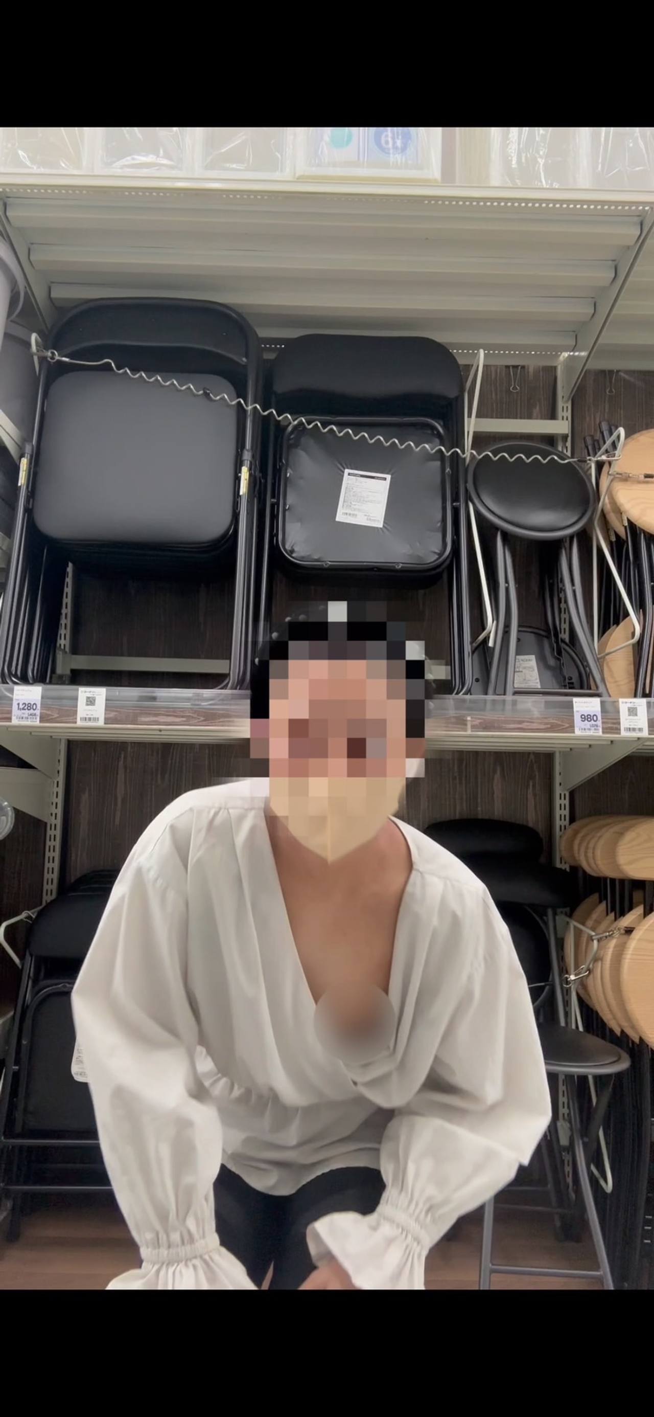 【露出エロ人妻】ノーブラノーパンで店内徘徊　電マオナニー　ケツデカ　ニップルピアス　貧乳　乳見せ　露出　店内　徘徊　人妻　NTR 寝取られ gallery photo 4