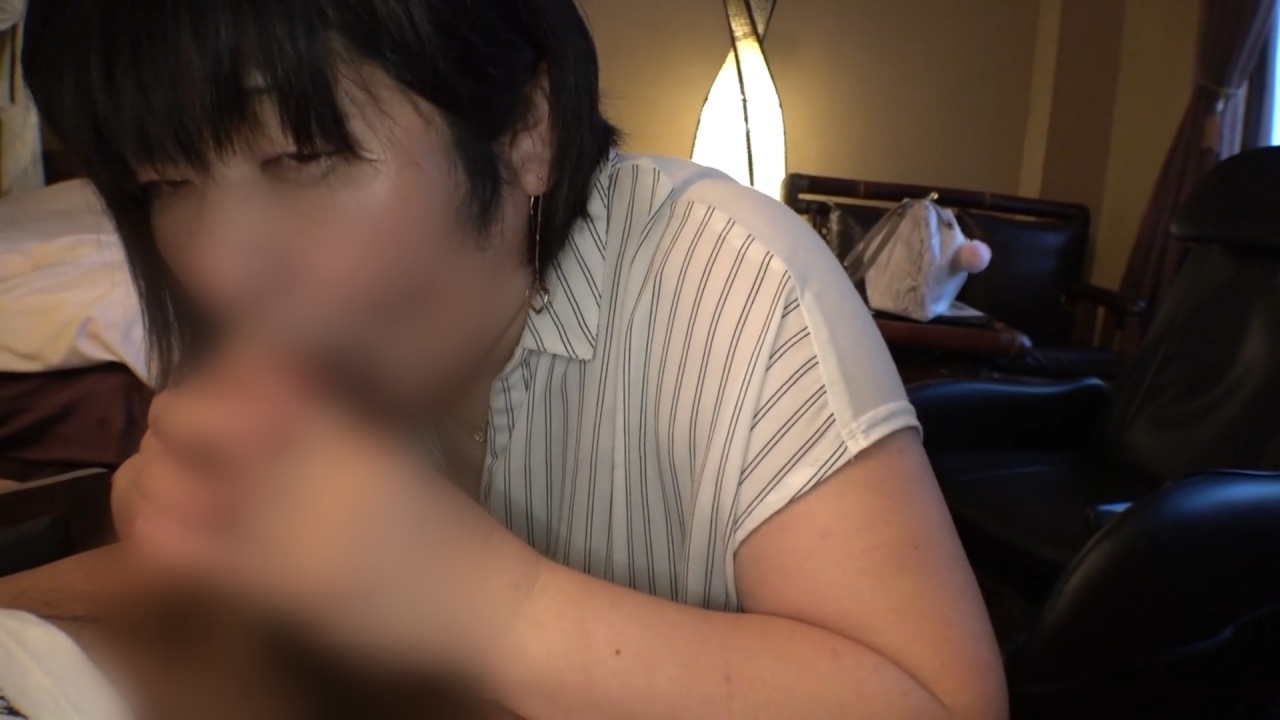 【個人撮影】豊満で巨体な＜爆乳＞奥様との不倫を撮影。 欲求不満状態なこともあってチンポへの関心高め。 他人棒であろうと夢中でバキュームしてくるので口内射精。 gallery photo 2