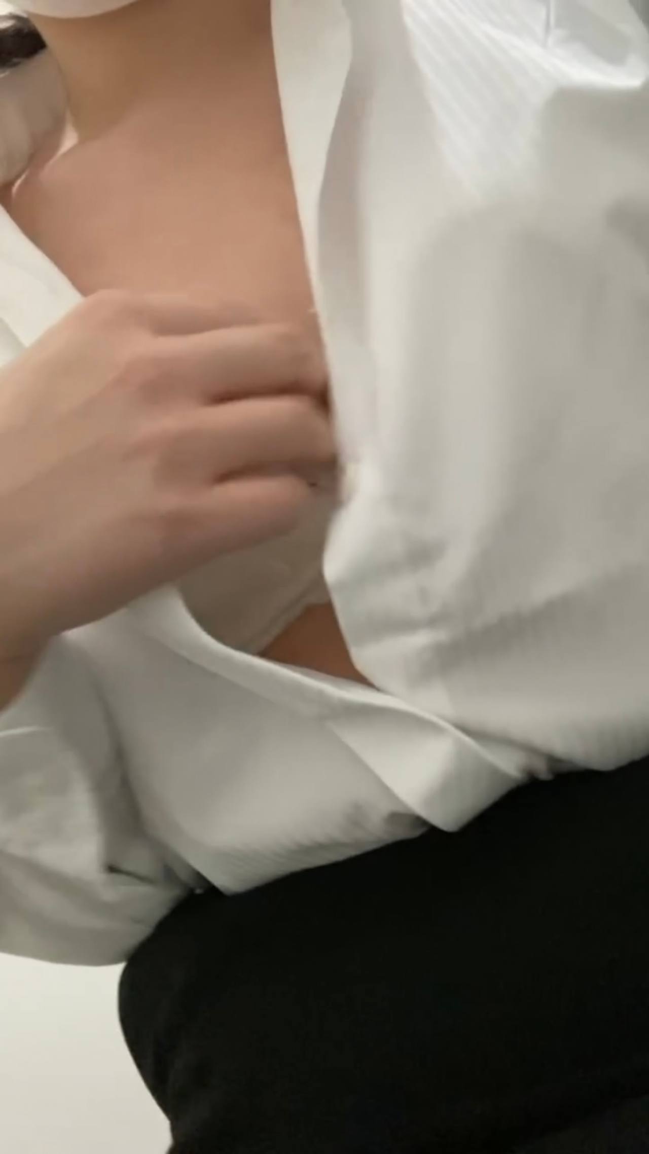 【バレないように】昼休みに職場のトイレでこっそりオナニー gallery photo 2