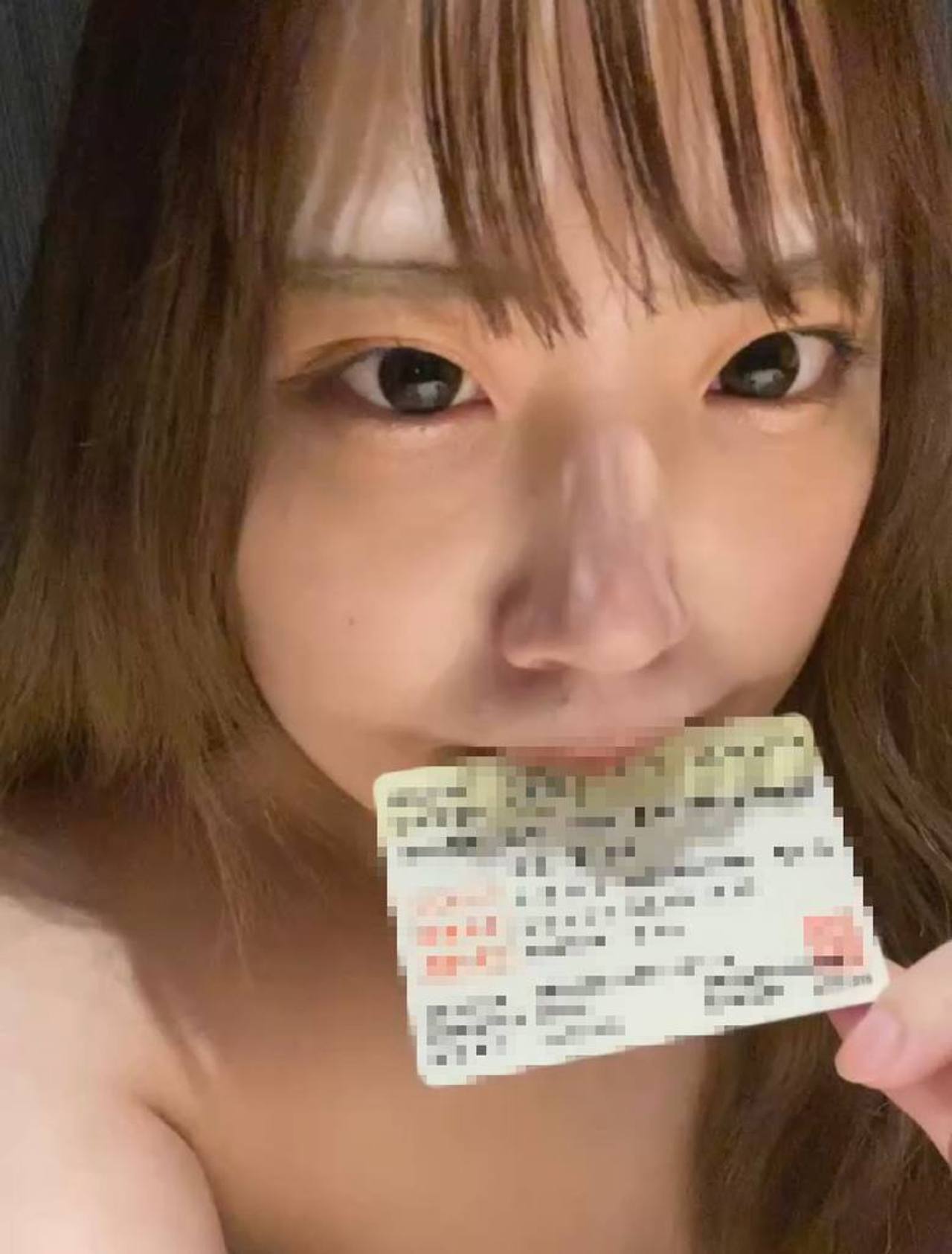 【本編顔出し】第二弾。ペットの様に身分/証を咥え電マでオナニー！例のイマドキ女の黒歴史確定の映像を公開する。 gallery photo 2
