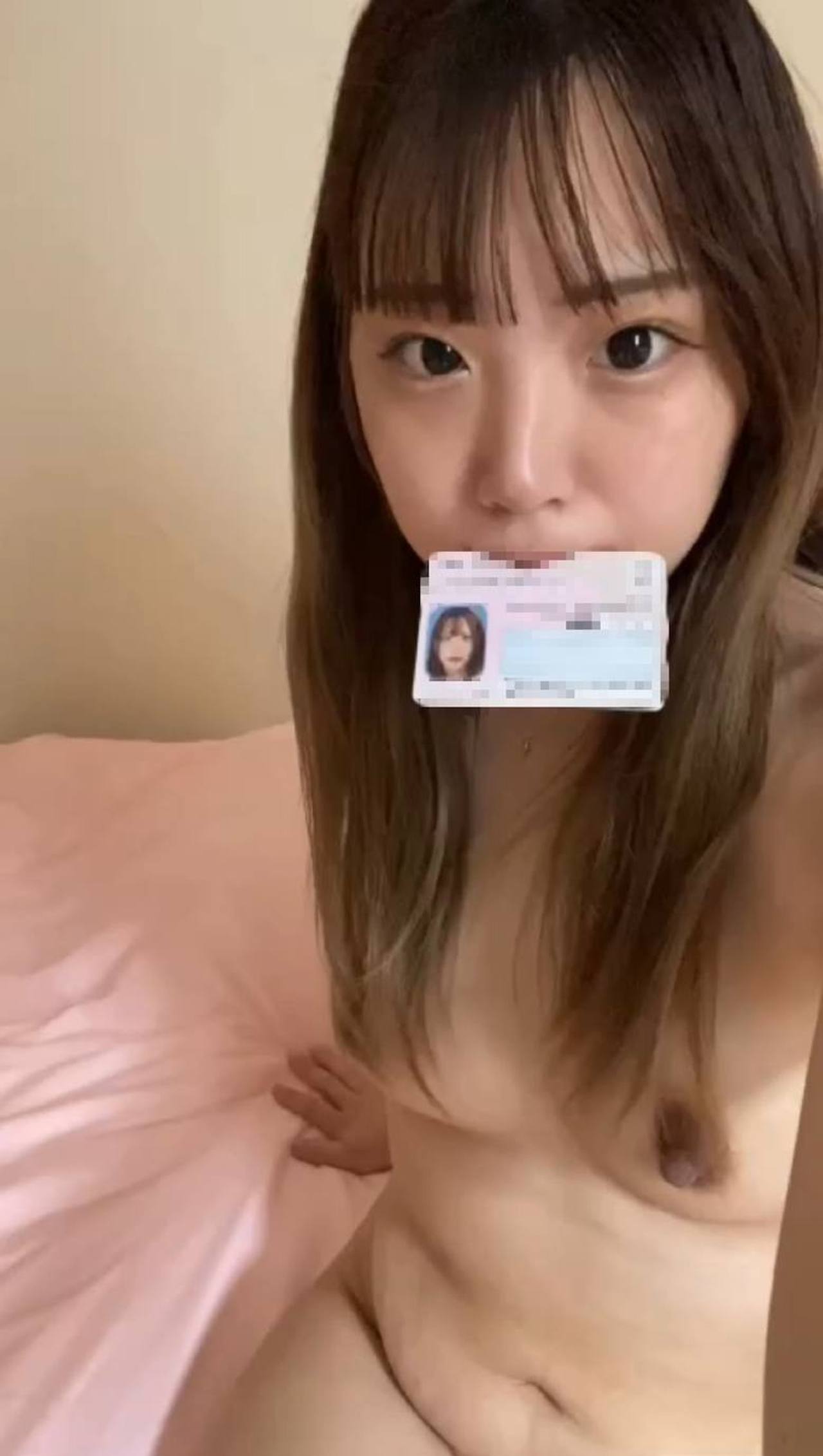 【本編顔出し】第二弾。ペットの様に身分/証を咥え電マでオナニー！例のイマドキ女の黒歴史確定の映像を公開する。 gallery photo 3