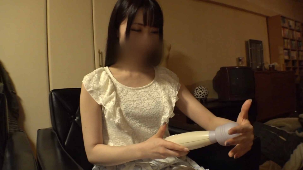【個撮／ナンパ】スレンダーボディの可愛い裏垢**。カメラの前で照れながらも電マ責めしてイカセまくっちゃいました。 gallery photo 1