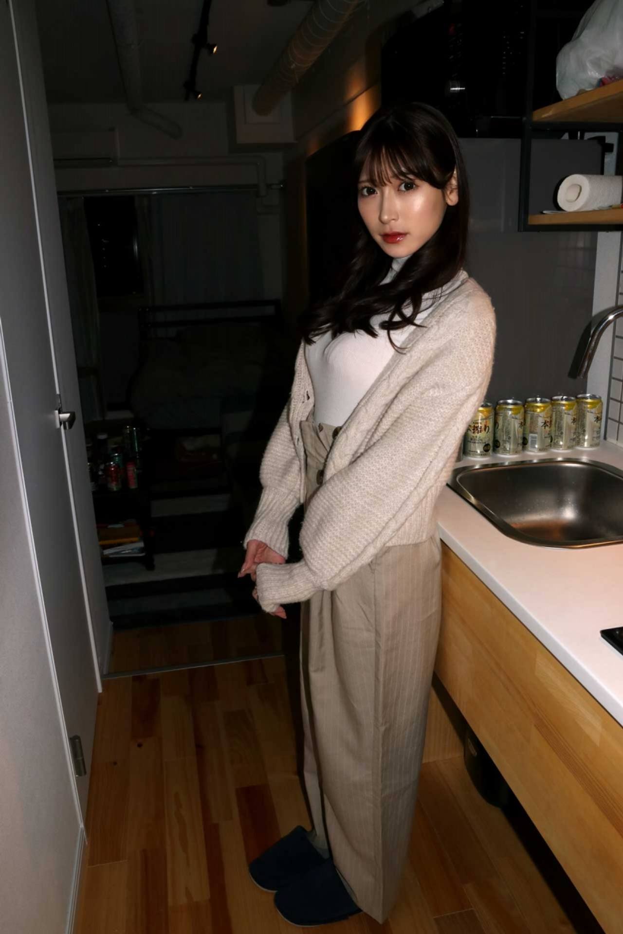 色気しかない美人痩せ巨乳OLと都会の隙間で緑を焚いた夜 gallery photo 1