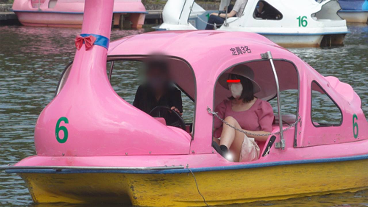 公園パンチラ２１　足漕ぎボートでパンチラ連発！池の上でチラチラしちゃったね gallery photo 3
