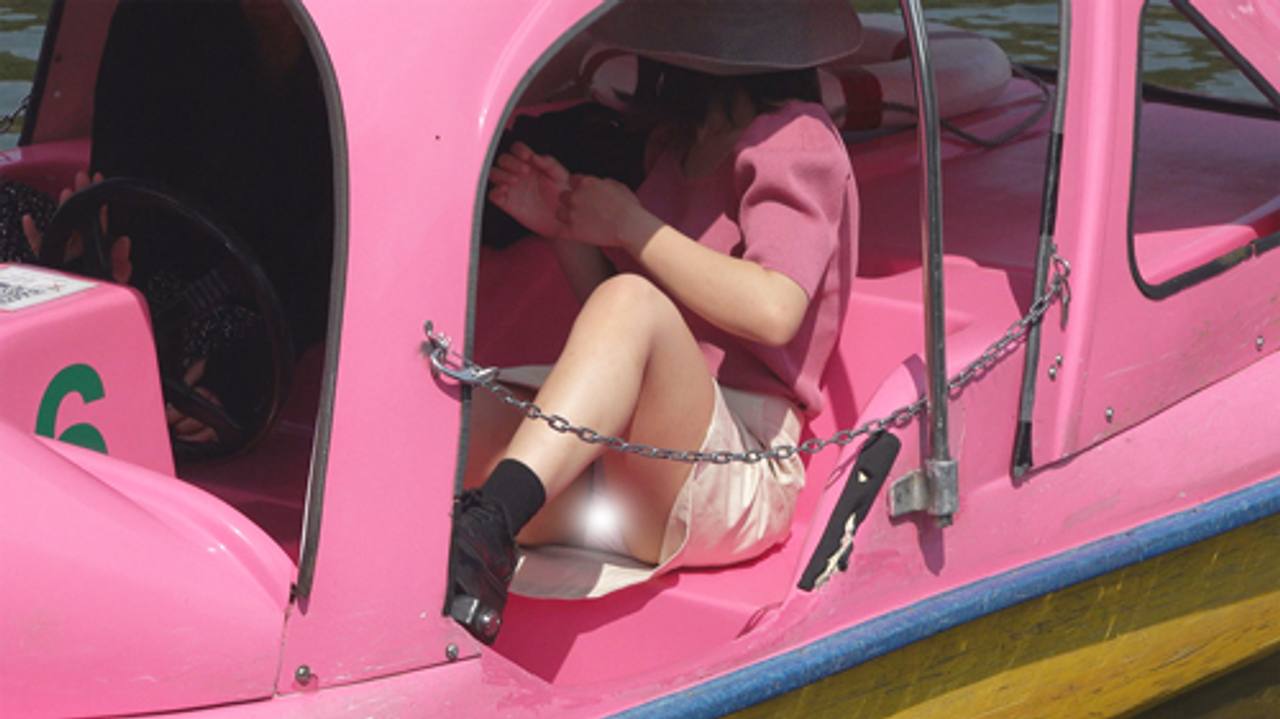 公園パンチラ２１　足漕ぎボートでパンチラ連発！池の上でチラチラしちゃったね gallery photo 2