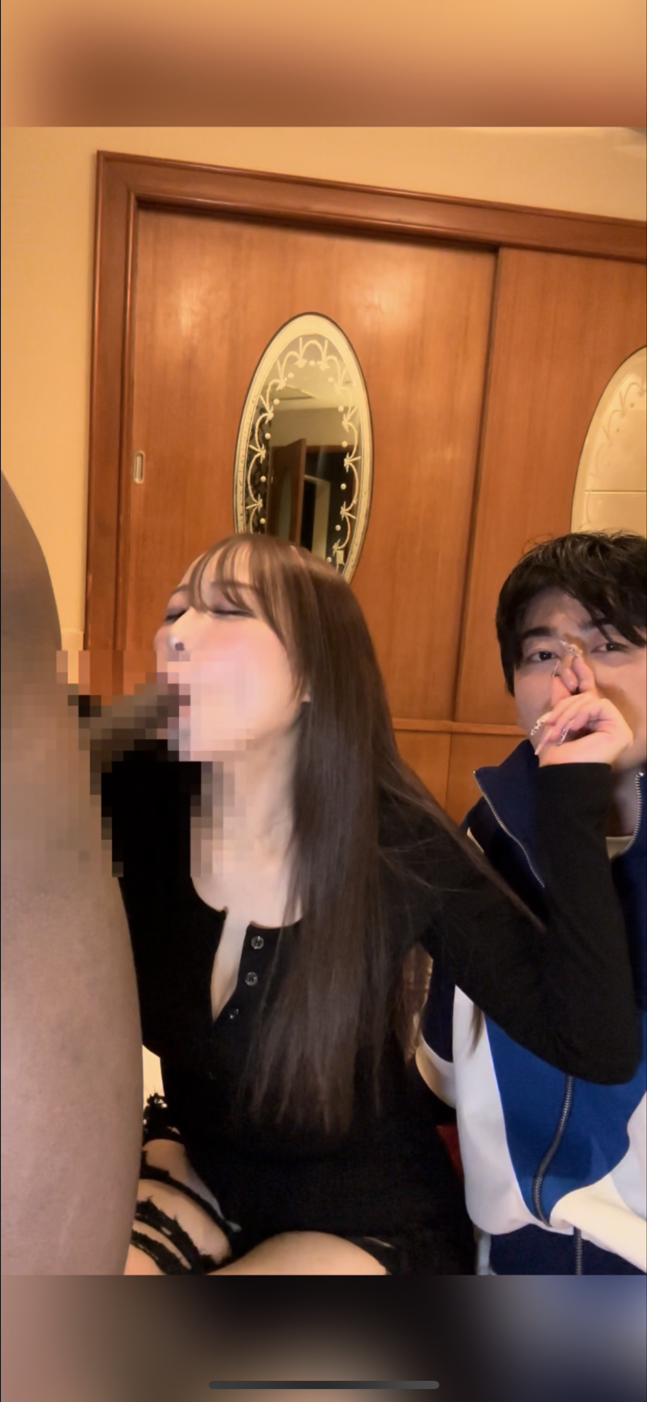 りおちゃん！フェラと手コキの同時責め、黒人と一緒に抜かされる gallery photo 4