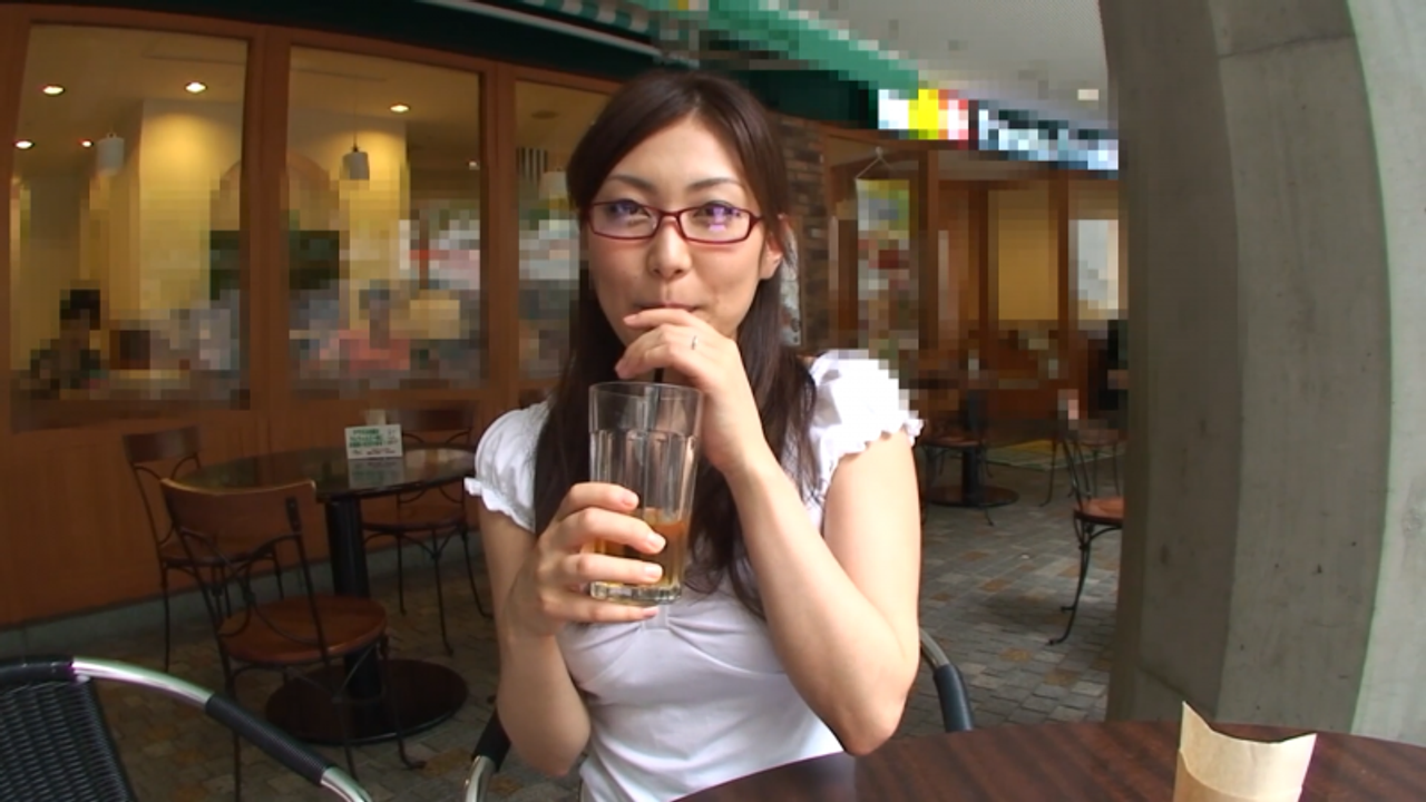 素人個撮【主婦/28歳】巨乳セレブ美人妻が刺激を求めて撮影に着てくれたので、中出ししてあげました♥ gallery photo 4