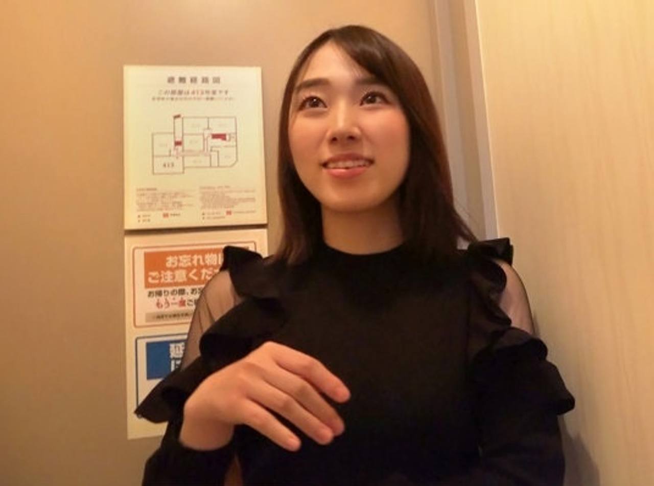 【個撮】大人しそうな黒髪デリヘル嬢と交渉して…続きは!? gallery photo 1