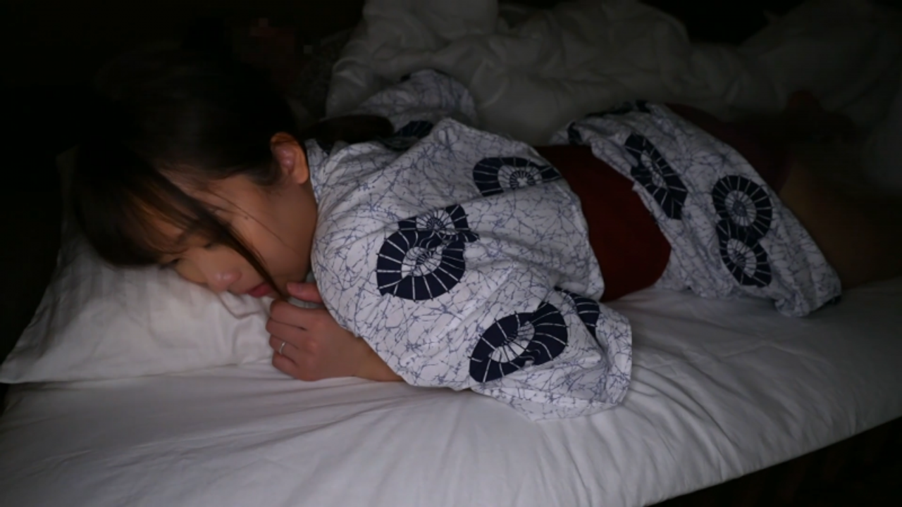 【高画質】旦那の横で打ち込んでやる!喘ぎ声を我慢してヨガり狂う巨乳妻～淫猥な不貞の瞬間～　その1 gallery photo 5