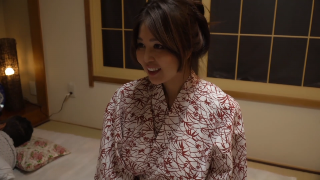 【高画質】旦那の横で打ち込んでやる!喘ぎ声を我慢してヨガり狂う巨乳妻～淫猥な不貞の瞬間～　その2 gallery photo 5
