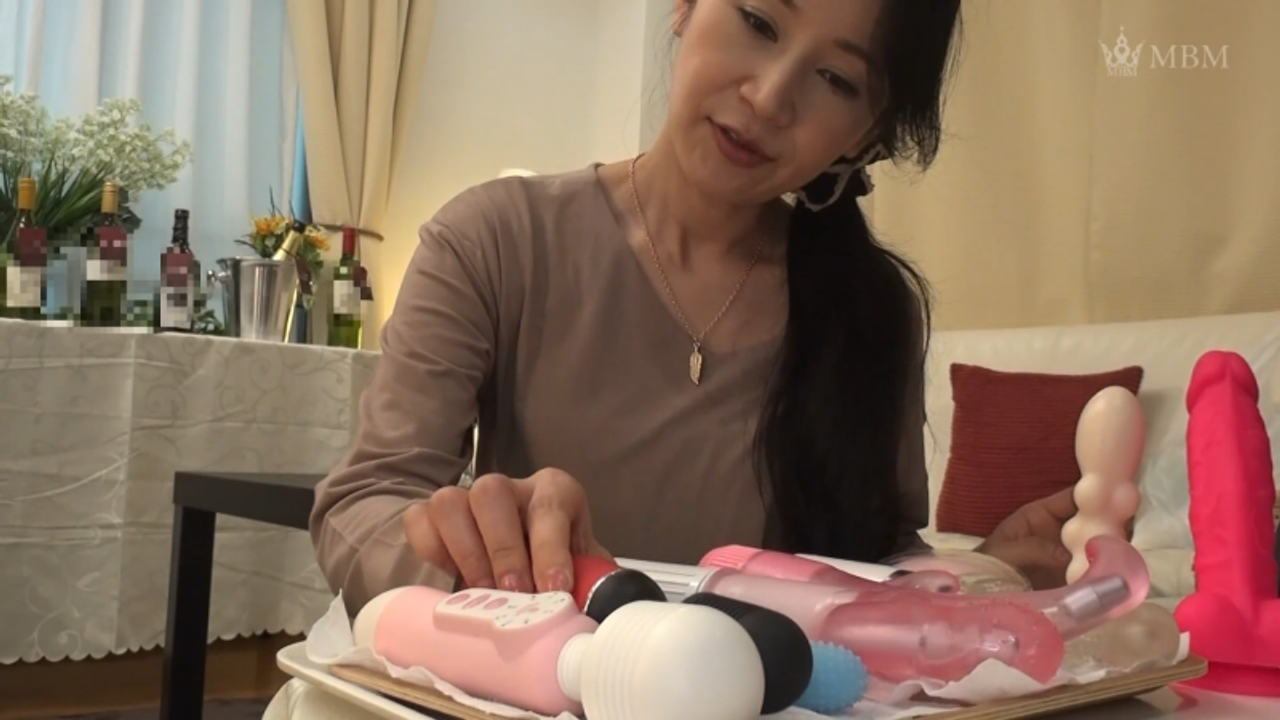 【個撮】大人の玩具モニターを依頼して人妻となし崩しSEX!![５] gallery photo 4