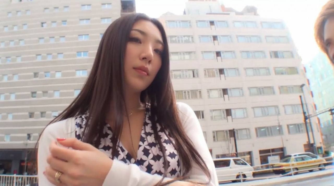 【淫乱Tバック妻】「ちょっと奥さん、何ですか、コレ？！」地味なスカートの中はTバック！脇から漏れるオマ○コ臭に我慢汁が止まらないッ！【2/12】 gallery photo 1