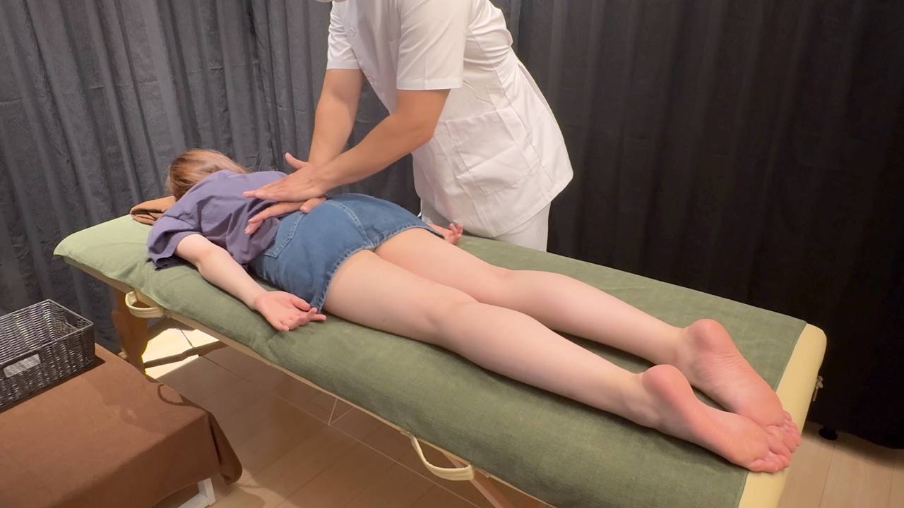 「くすぐったぃぃ...んんぅァァ...」照れ笑いながらイキまくる恥じらう乳首 可愛い素朴系アノお店の店員さん gallery photo 1