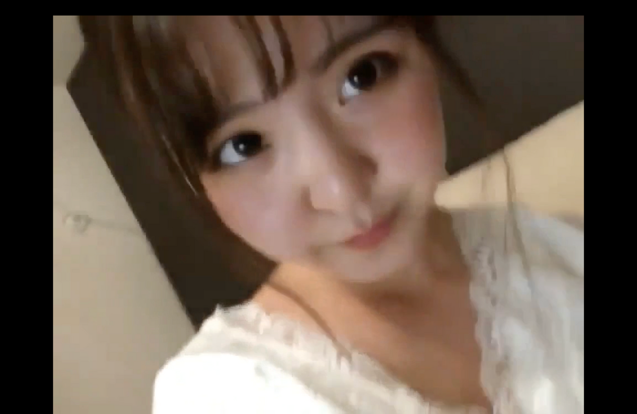 「真野恵里◯激似」もしかしてバレてる？？隣の部屋に聞こえるかもしれないのにやめられないオナニー gallery photo 1